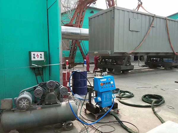不规则物体聚氨酯喷涂机 工作原理是什么?(图1) Q2600聚氨酯喷涂机应用于移动房喷涂发泡保温
